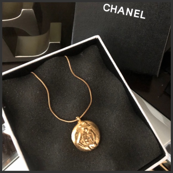 ✨Authentic Vintage CHANEL COCO Mademoiselle Pendant Gold Necklace - Picture 1 of 10
